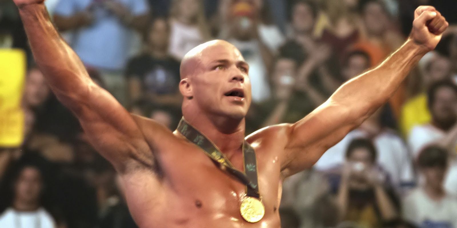 Kurt Angle com os braços abertos durante sua entrada na WWE enquanto usava seu Olympic Gold Metal