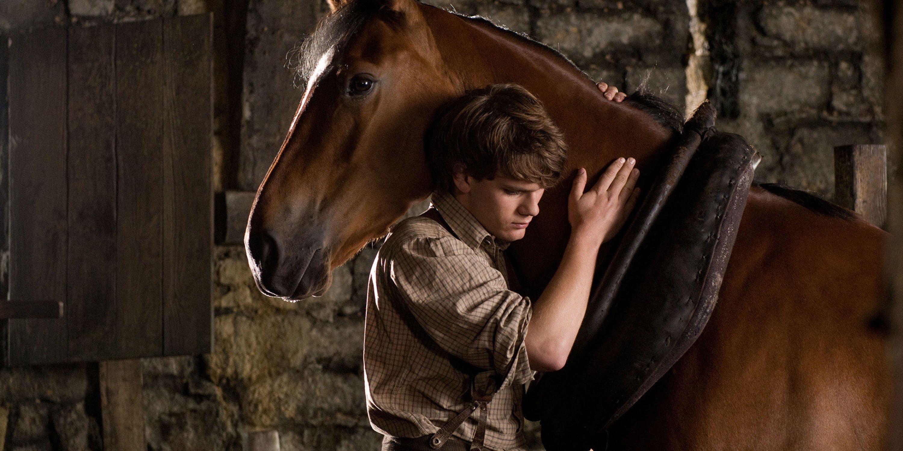 Jeremy Irvine durante os eventos do cavalo de guerra