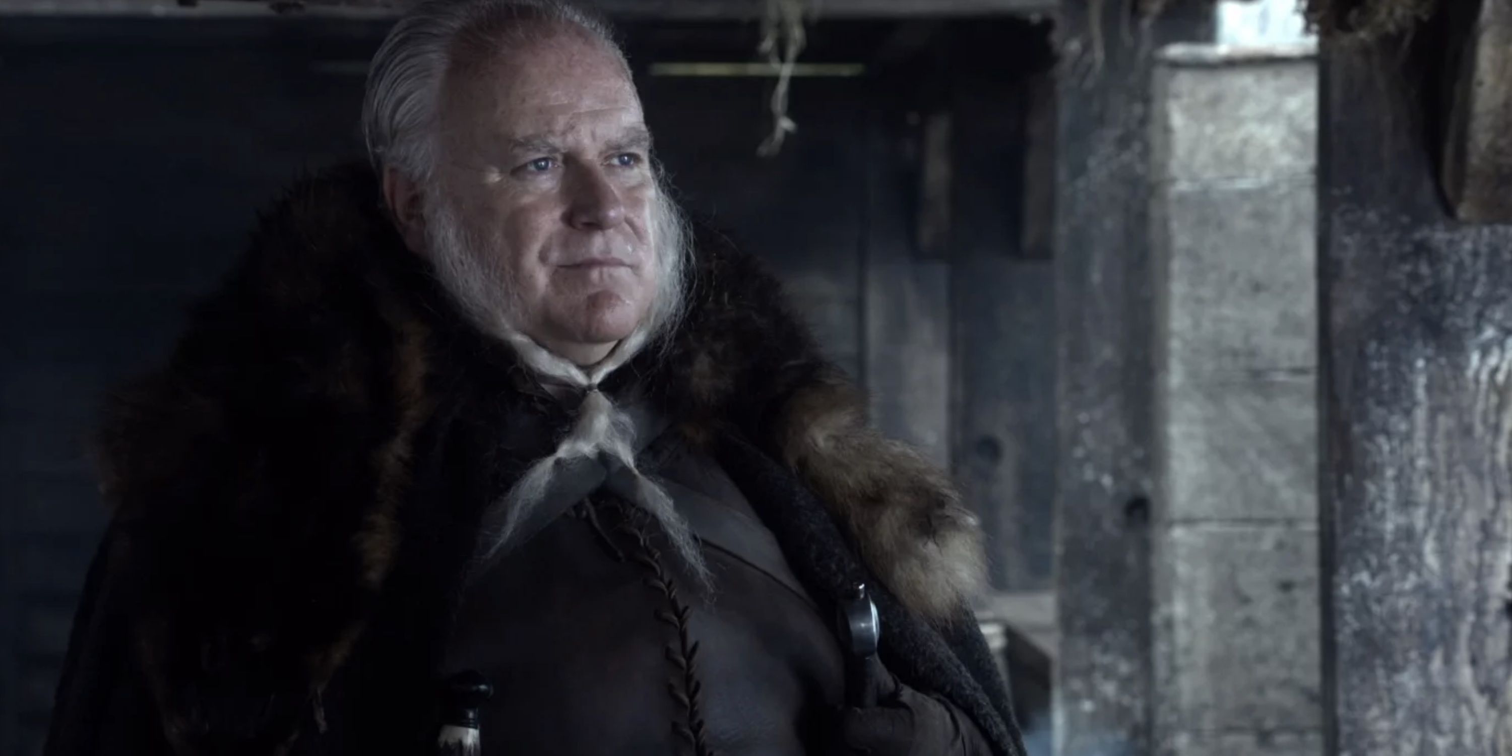 Ser Rodrik Cassel olha para Winterfell em Game of Thrones.