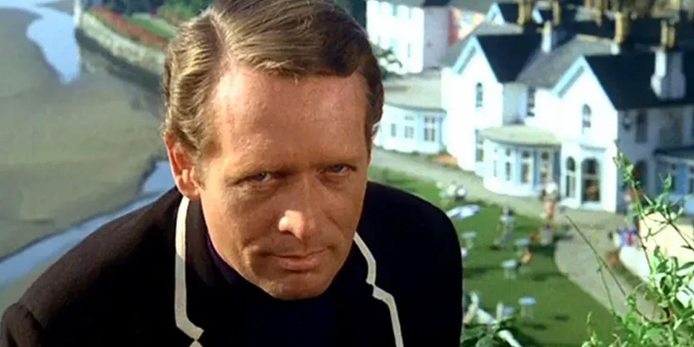 Patrick McGoohan é o número 6 na série de ficção científica britânica The Prisoner