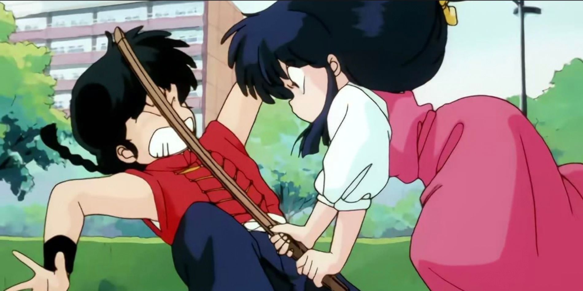 Akane ataca Ranma com uma espada de madeira em Ranma 1/2.