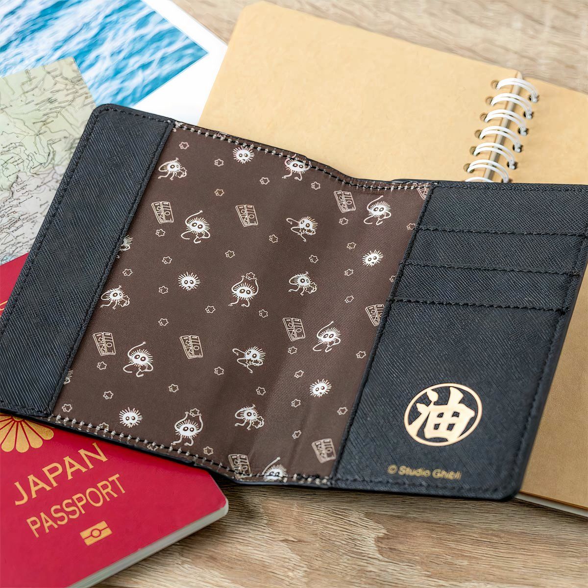Studio Ghibli выпускает футляры для паспортов «Тоторо», «Унесенные призраками» и «Кики» для путешествий