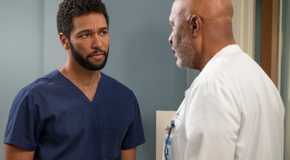 Anthony Hill as Winston Ndugu talks to James Pickens Jr. as Richard Webber on Grey's Anatomy