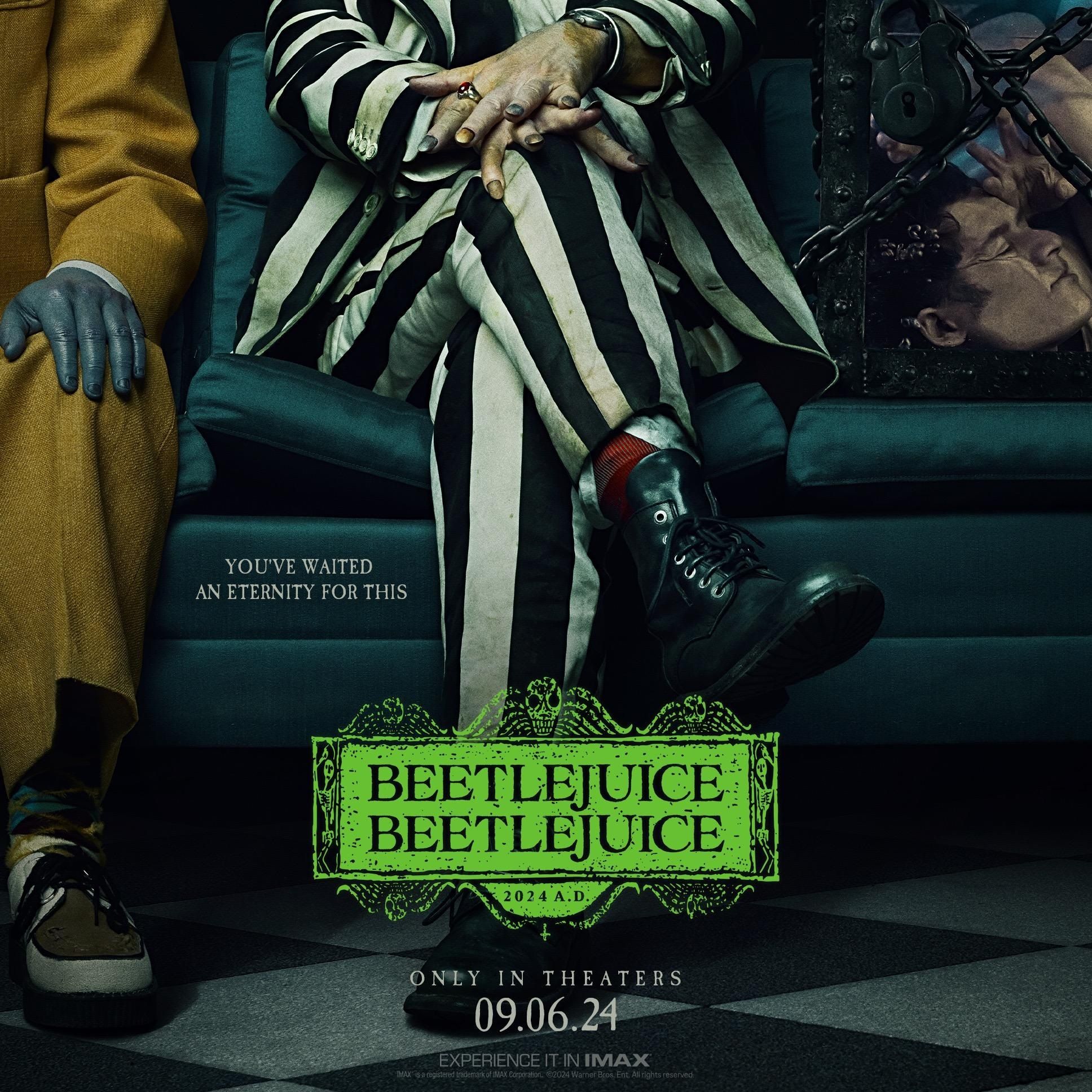 Постер «Битлджус 2» подчеркивает полосатый костюм и странных персонажей