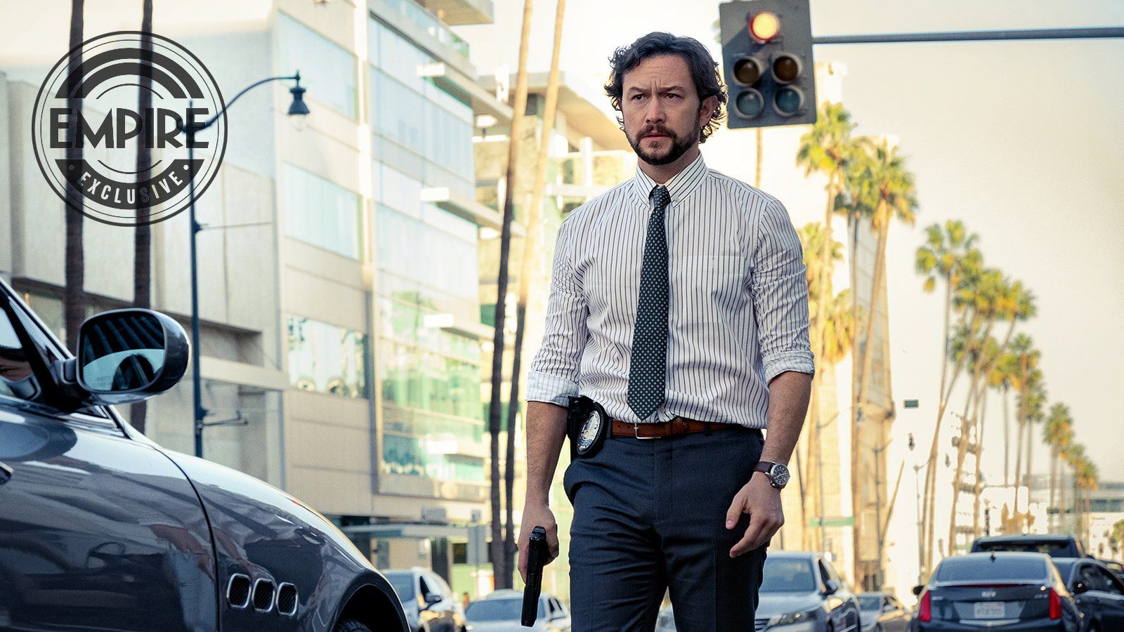 Joseph Gordon Levitt's Detective Bobby Abbott holding a gun and walking down a street.