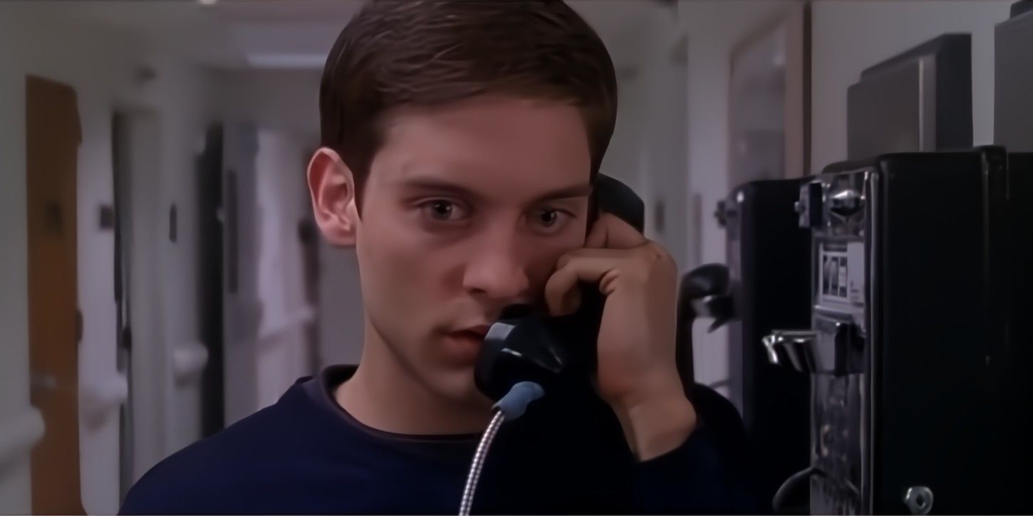 Peter Parker (Tobey Maguire) ao telefone em Homem-Aranha (2002)