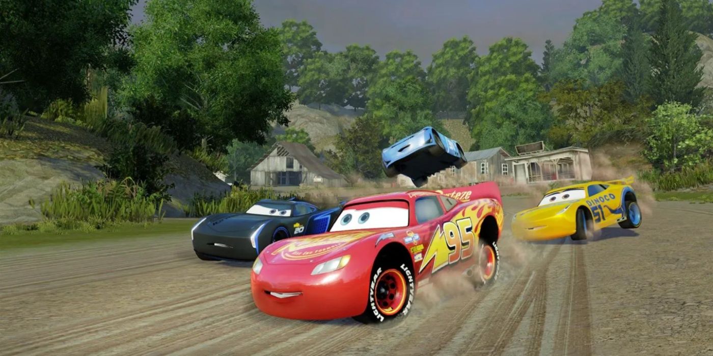 Quatro personagens da franquia Cars Disney correm no jogo Cars 3: Driven to Win.