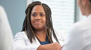 Chandra Wilson as Miranda Bailey talks to the interns on Grey's Anatomy