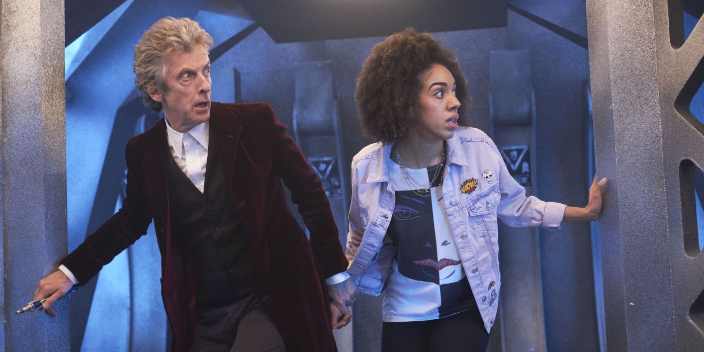 Peter Capaldi como o Décimo Segundo Doutor com Pearl Mackie como Bill Potts no episódio de Doctor Who, The Pilot.