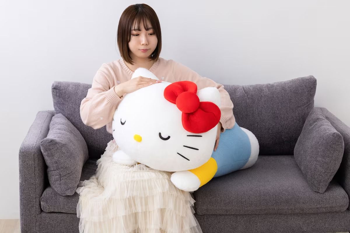 Hello Kitty от Sanrio становится матерью всех плюшевых игрушек к специальному юбилейному выпуску
