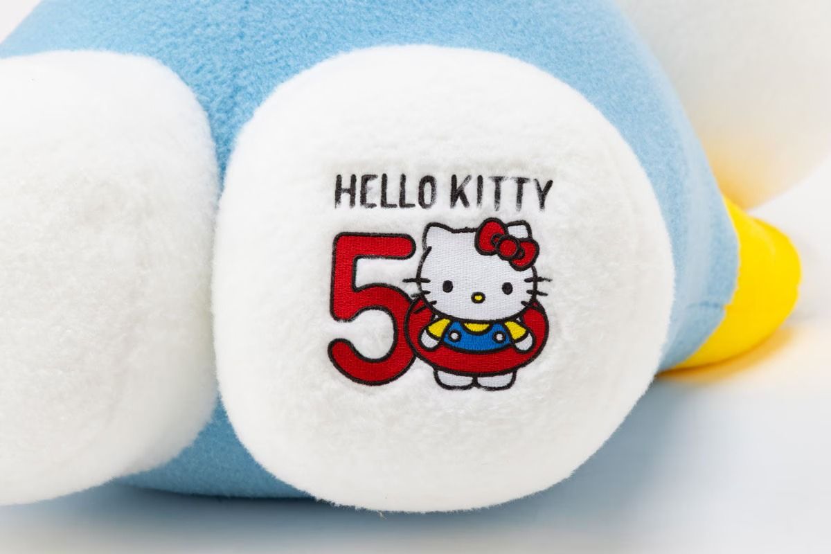 Hello Kitty от Sanrio становится матерью всех плюшевых игрушек к специальному юбилейному выпуску