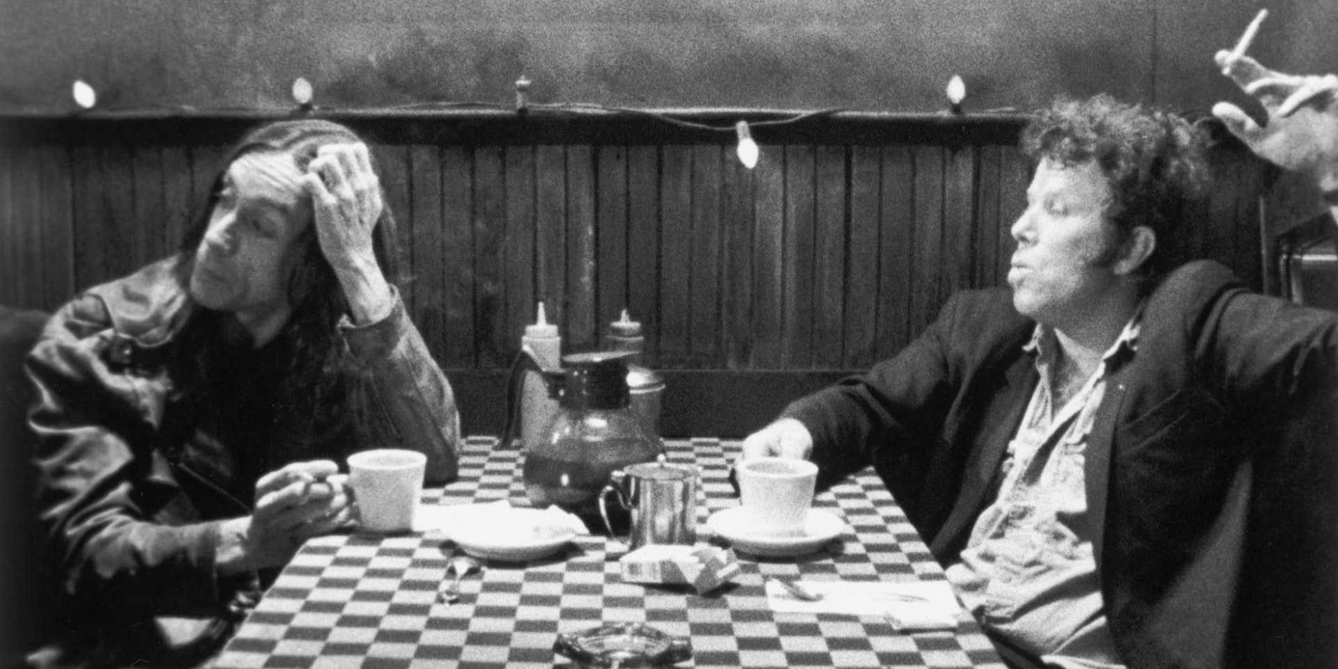 Iggy Pop e Tom Waits sentam-se frente a frente em Café e Cigarros