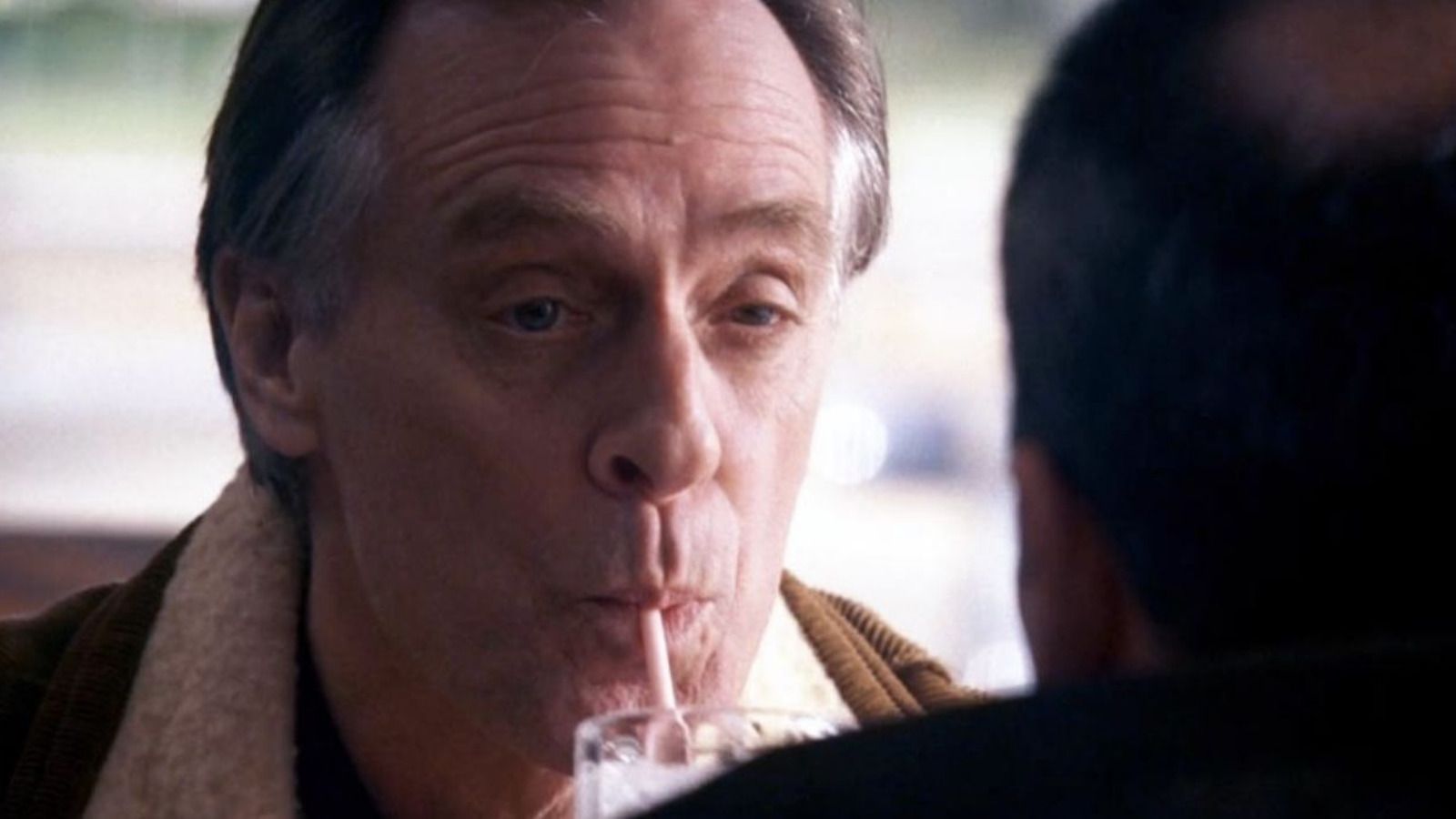 Close Up mostra Frank Breitkopf bebendo seu milk -shake em mentes criminosas.