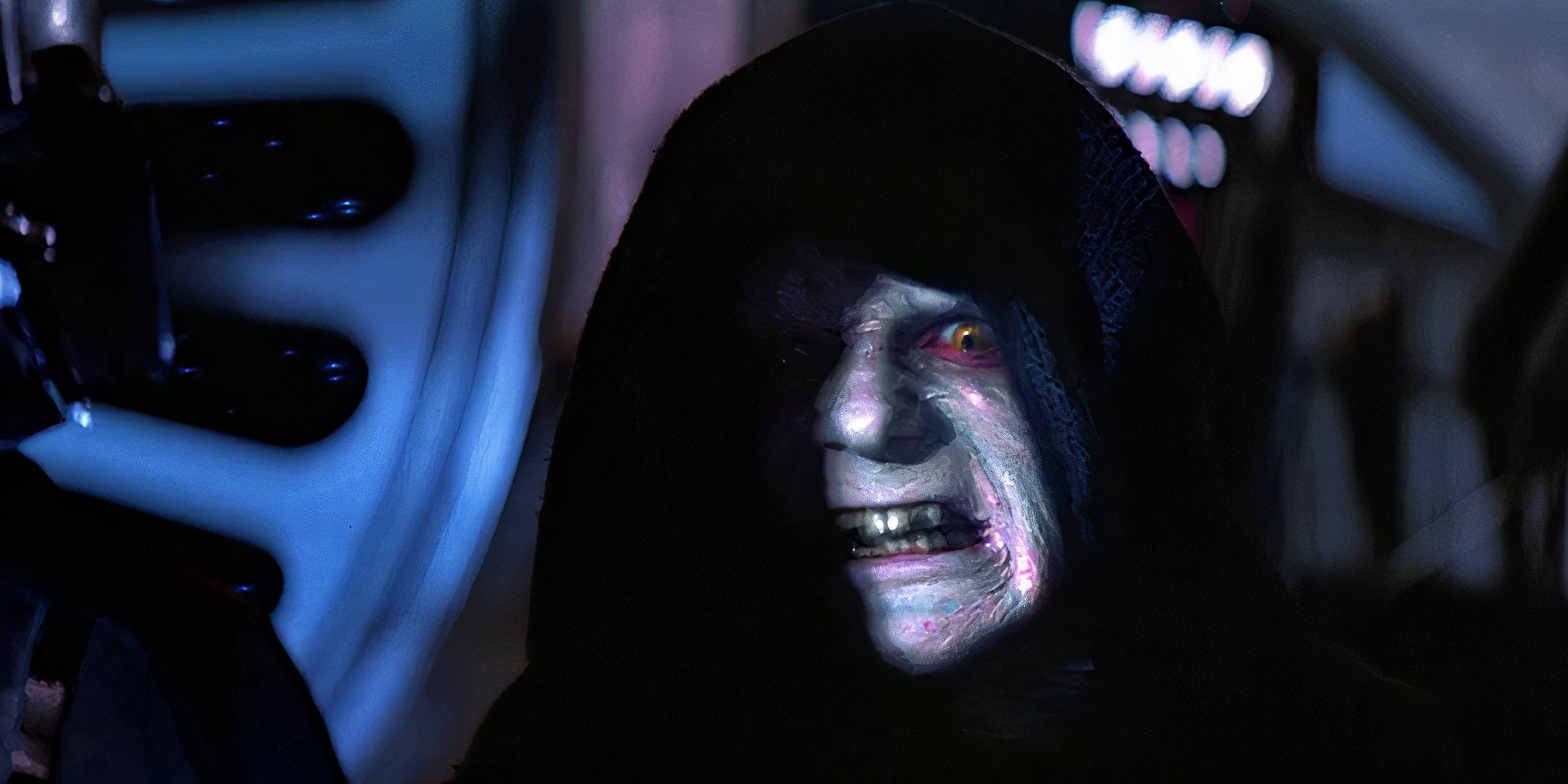 Palpatine, interpretado por Ian McDiarmid, está com o rosto iluminado pelo reflexo de seu ataque elétrico em Return of the Jedi
