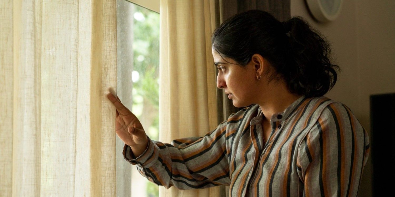 Rani Singh olhando pela janela em Sweet Tooth.