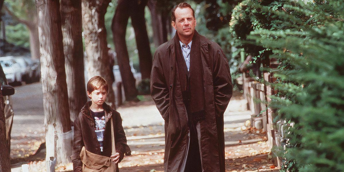 10 Clues in The Sixth Sense That Give Away the Plot Twist