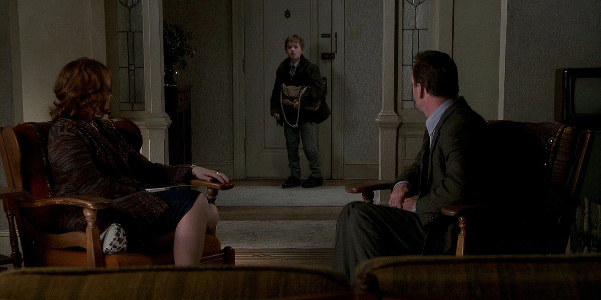 10 Clues in The Sixth Sense That Give Away the Plot Twist