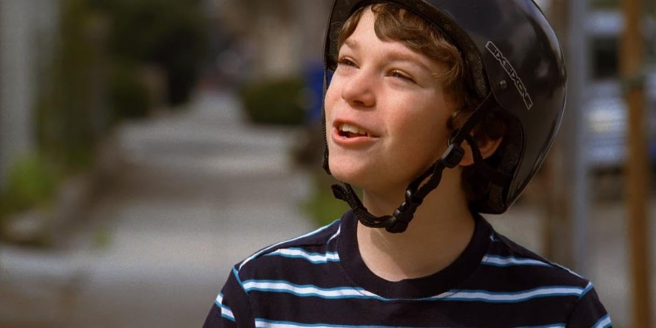 Stan usando um capacete de bicicleta no episódio "The Big Wheel" de Criminal Minds