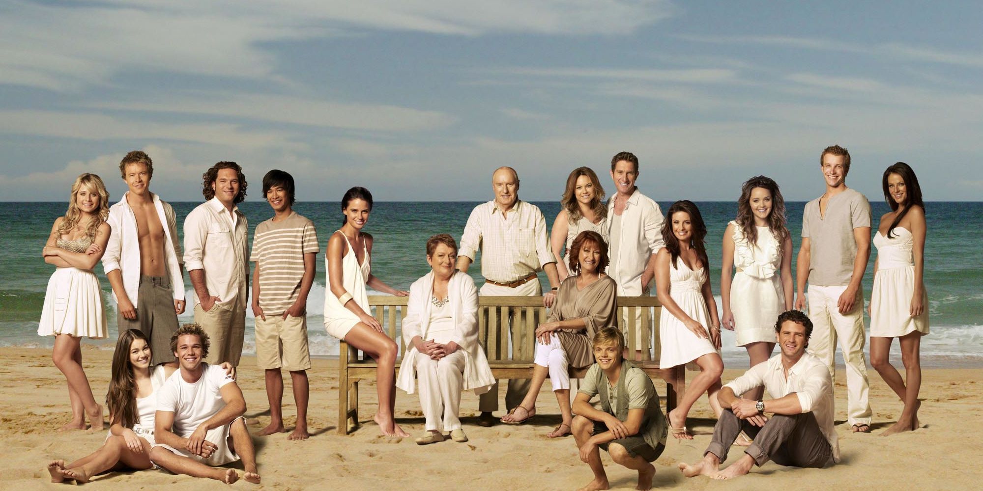 O elenco de Home and Away posam juntos na praia