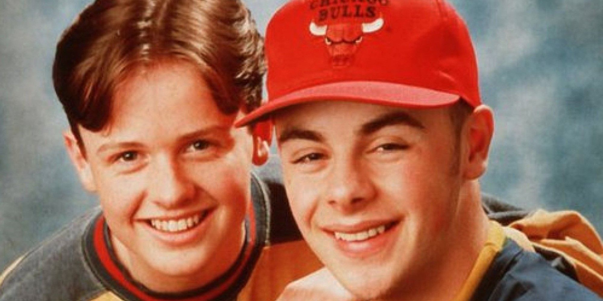 Dois adolescentes sorriem em uma foto de Byker Grove