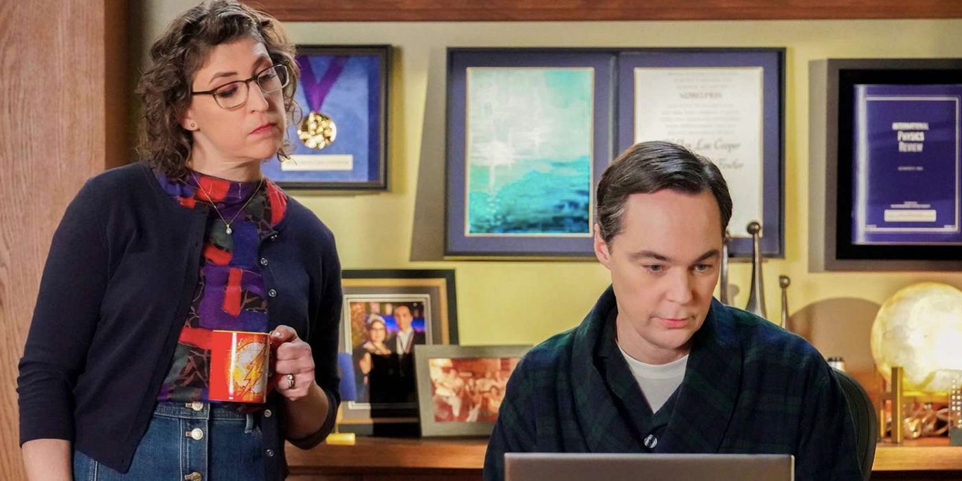 Amy Farrah Fowler (Mayim Bialik) looking at Sheldon Cooper's (Jim Parsons) computer on Young Sheldon