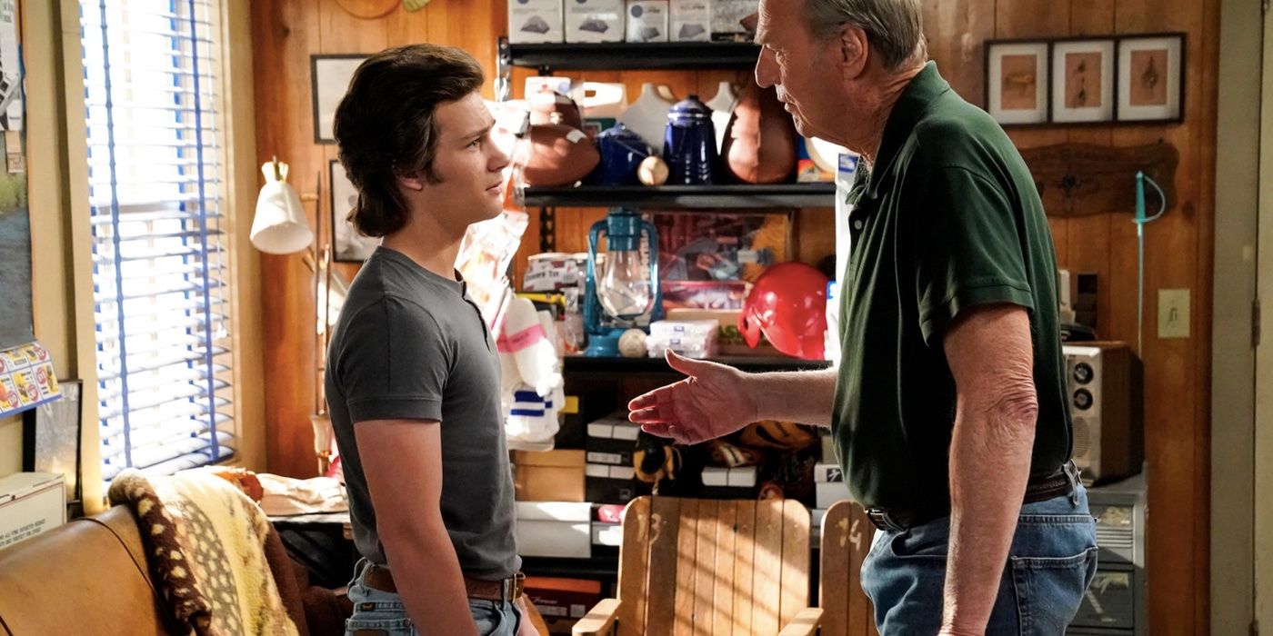 Georgie conversando com Dale sobre Young Sheldon