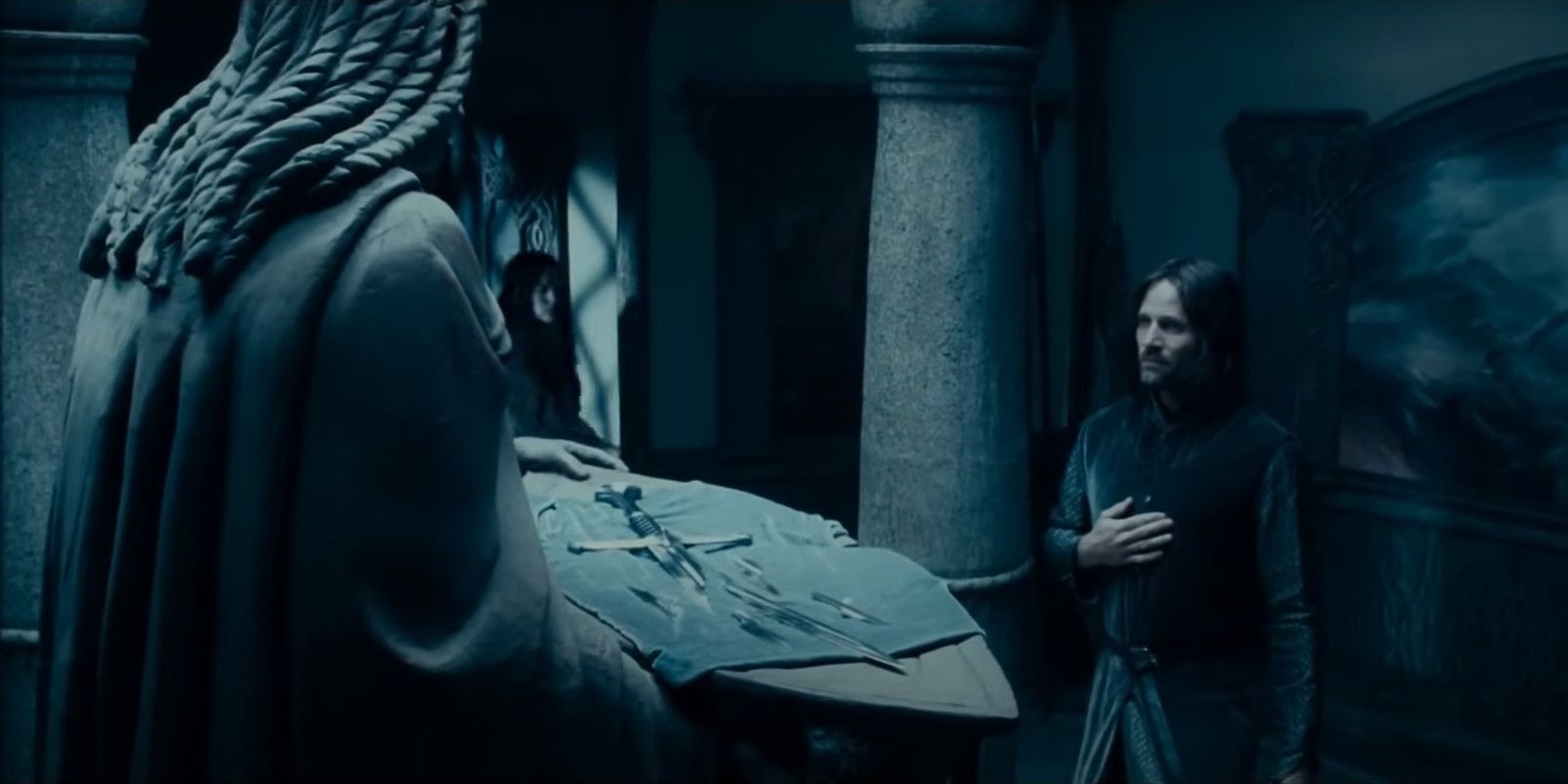 Aragorn presta homenagem aos fragmentos de Narsil em A Sociedade do Anel