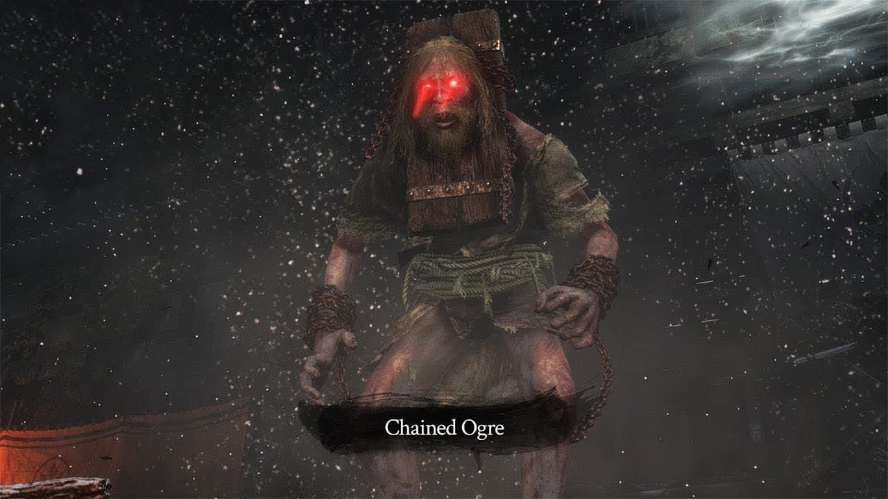 Ogro acorrentado com olhos vermelhos brilhantes em Sekiro