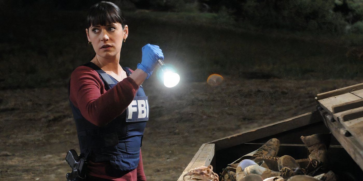 SSA Emily Prentiss (Paget Brewster) diante de evidências com uma lanterna na 4ª temporada de Criminal Minds