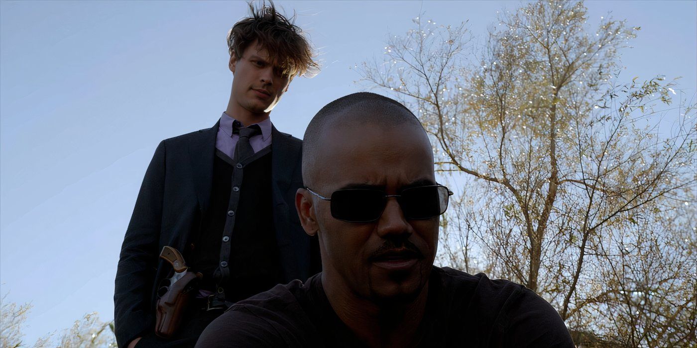 SSA Derek Morgan (Shemar Moore) em uma cena de crime com SSA Dr. Spencer Reid (Matthew Gray Gubler) por cima do ombro na 9ª temporada de Criminal Minds