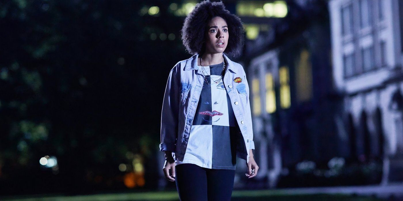 Bill Potts (Pearl Mackie) stands in the dark looking afraid