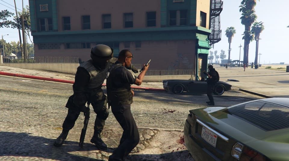 Oficiales SWAT atacando al jugador en GTA V 