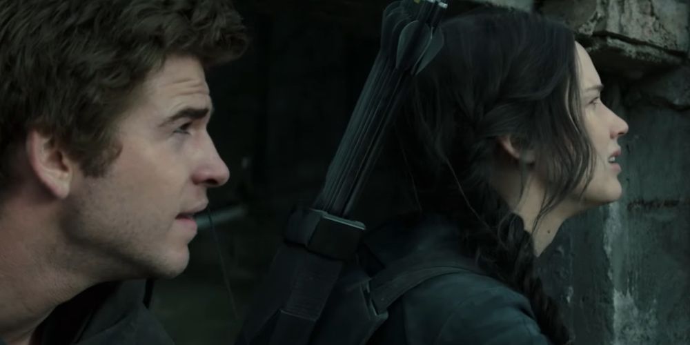 Gale e Katniss olham para o avião da Capital.