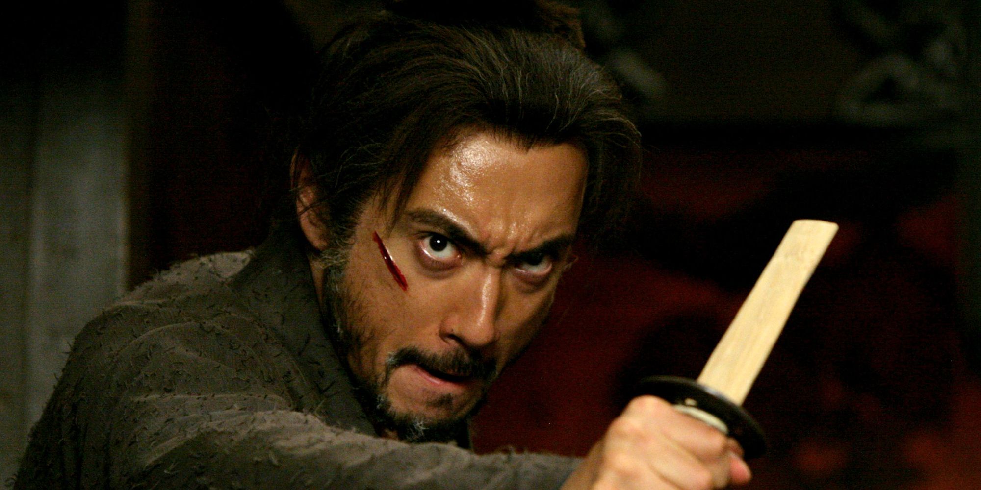 Hanshiro Tsugumo segura uma arma em Hara-kiri Death of a Samurai