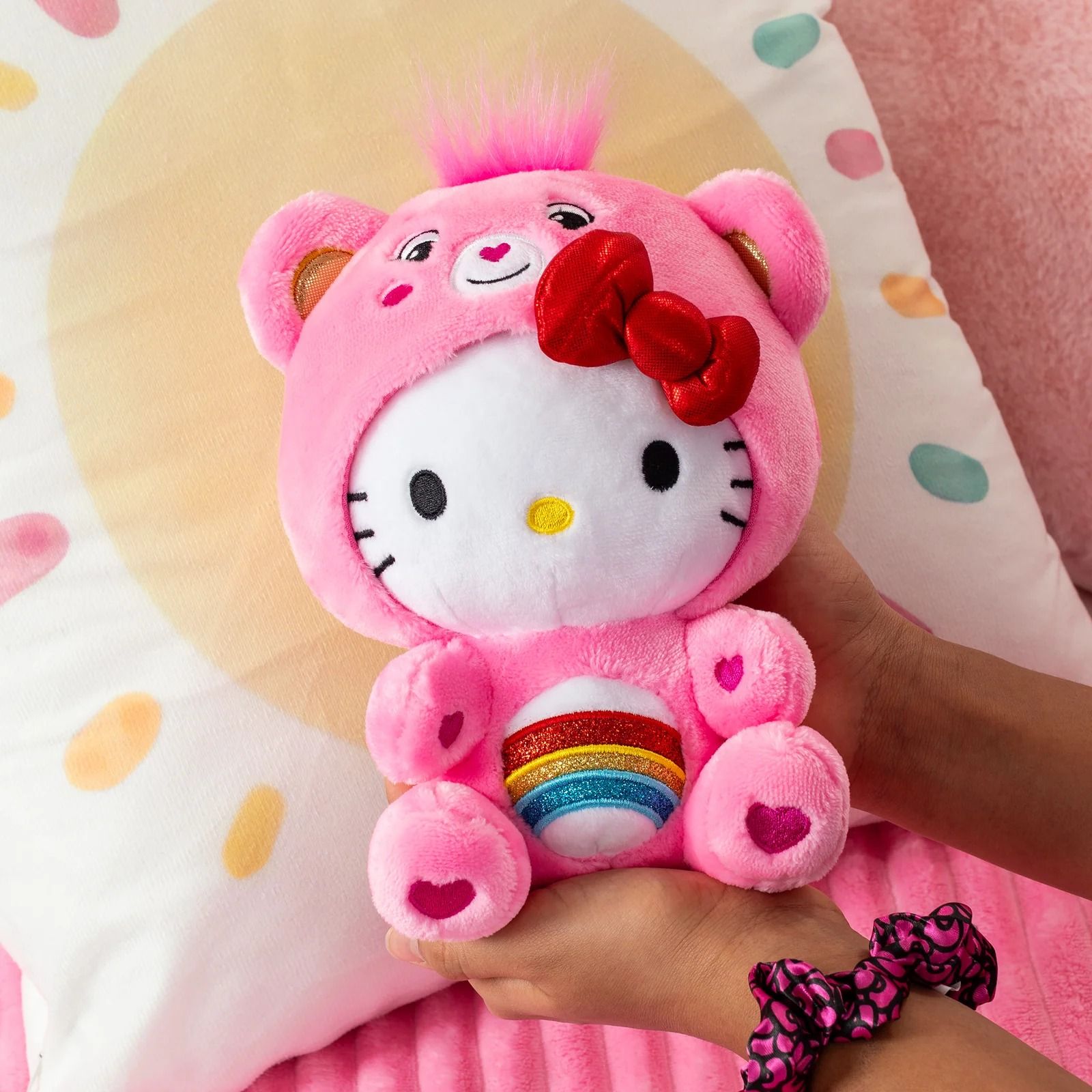 Санрио из Hello Kitty и заботливые мишки объединяются для создания самой сладкой коллекции кроссоверов