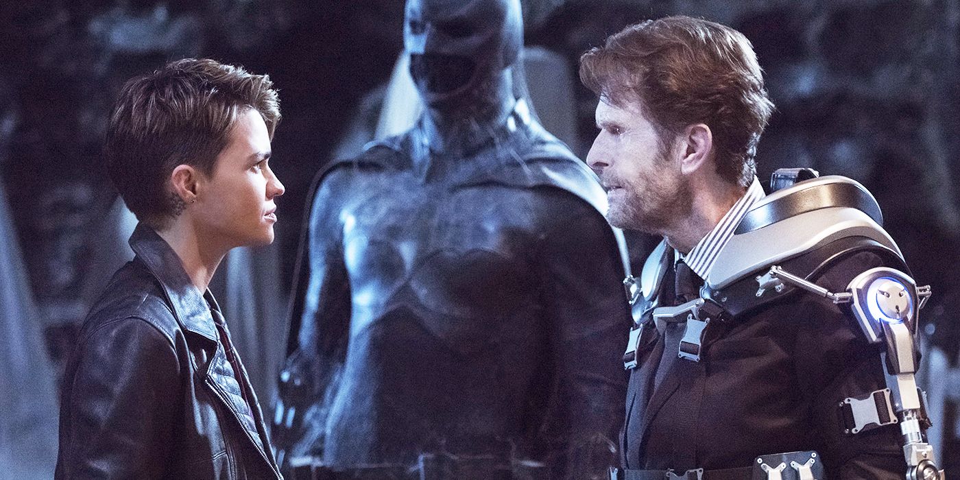 Uma foto da 1ª temporada de Batwoman, "Crise nas Infinitas Terras: Parte 2", com Kevin Conroy e Ruby Rose se enfrentando.