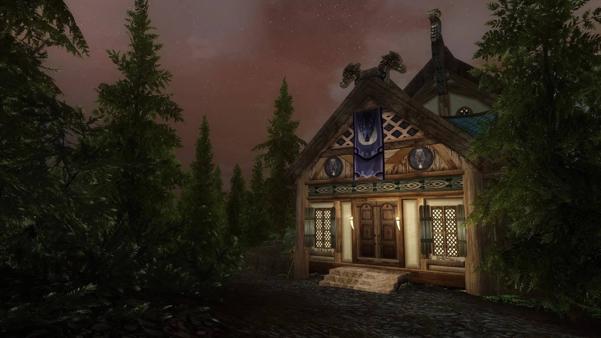 Lakeview Manor cercada por árvores à noite em Skyrim