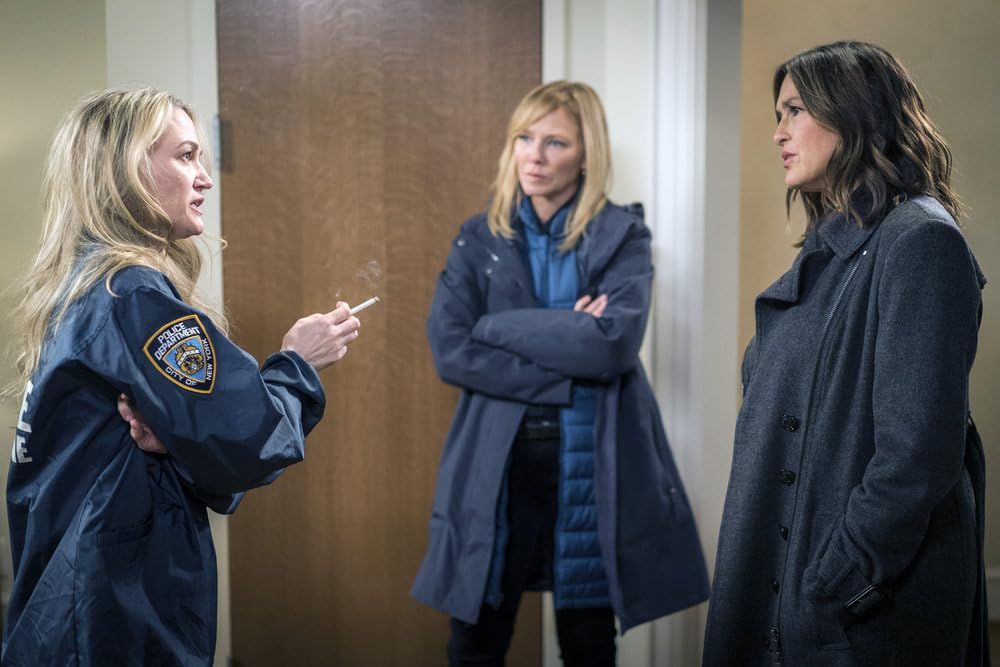 Sarah Wynter as Dr. Nicole Keller, talking to Benson and Rollins in the SVU episode Motherly Love