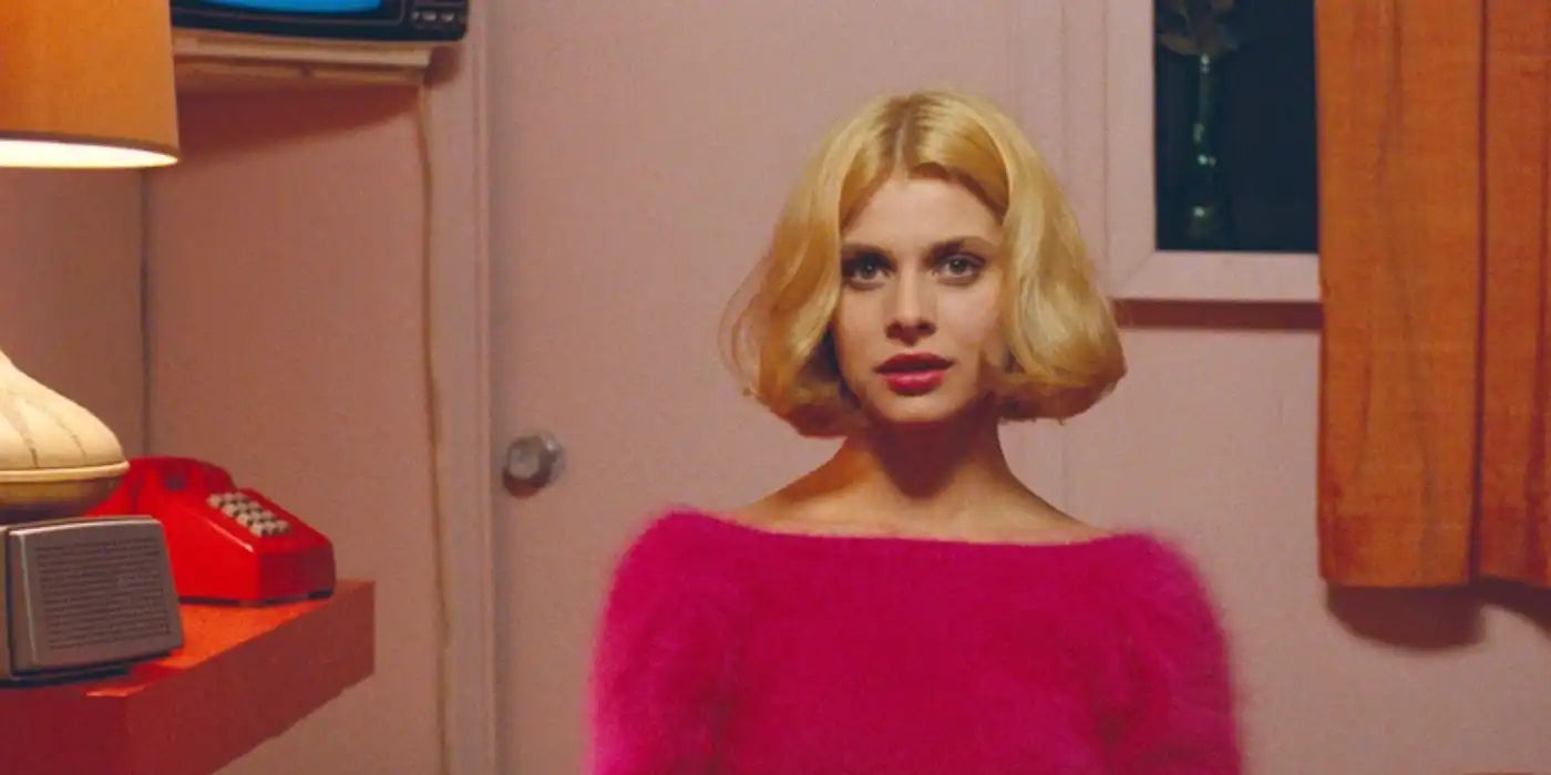 Nastassja Kinski vestindo um suéter rosa em Paris, Texas