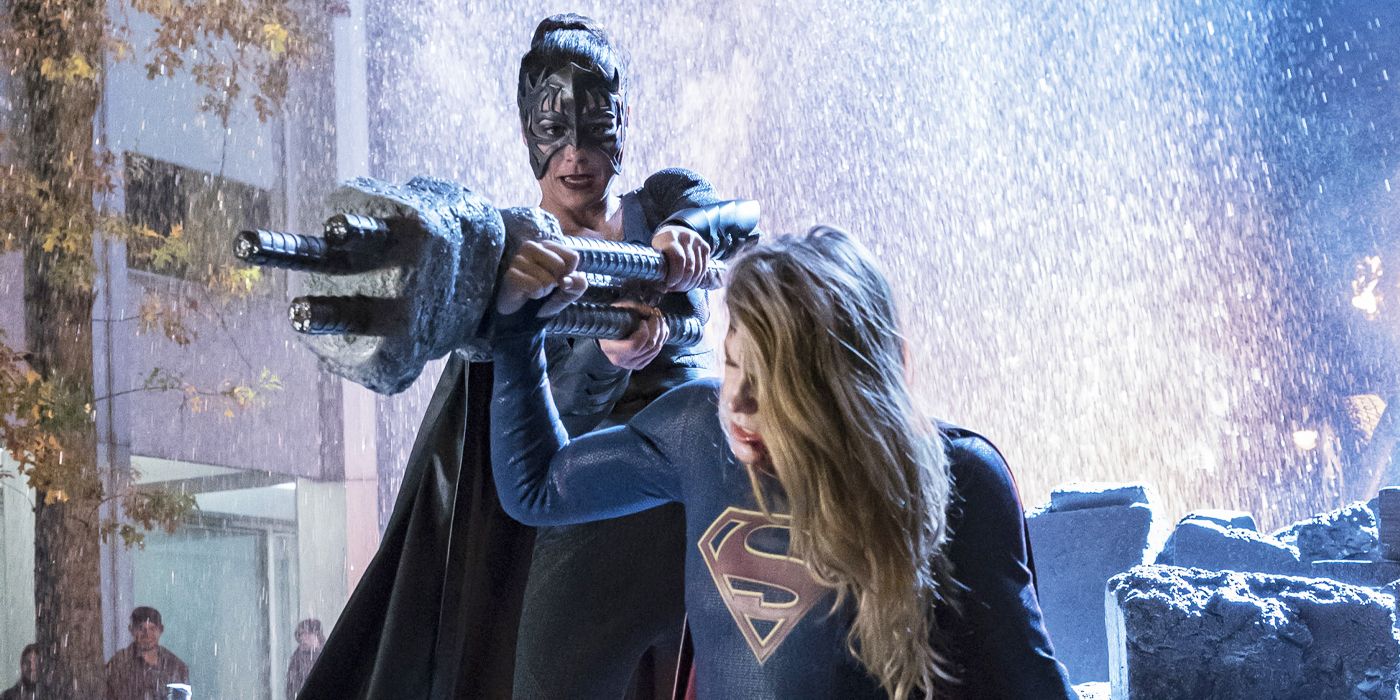 Uma foto da 3ª temporada de Supergirl, "Reign", com Reign dominando Supergirl.