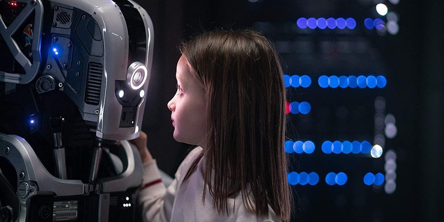 Um robô e uma criança humana em I Am Mother