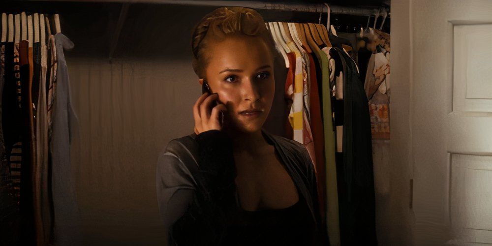 Kirby Reed (Hayden Panettiere) está falando com Ghostface com o armário aberto atrás dela em Pânico 4.