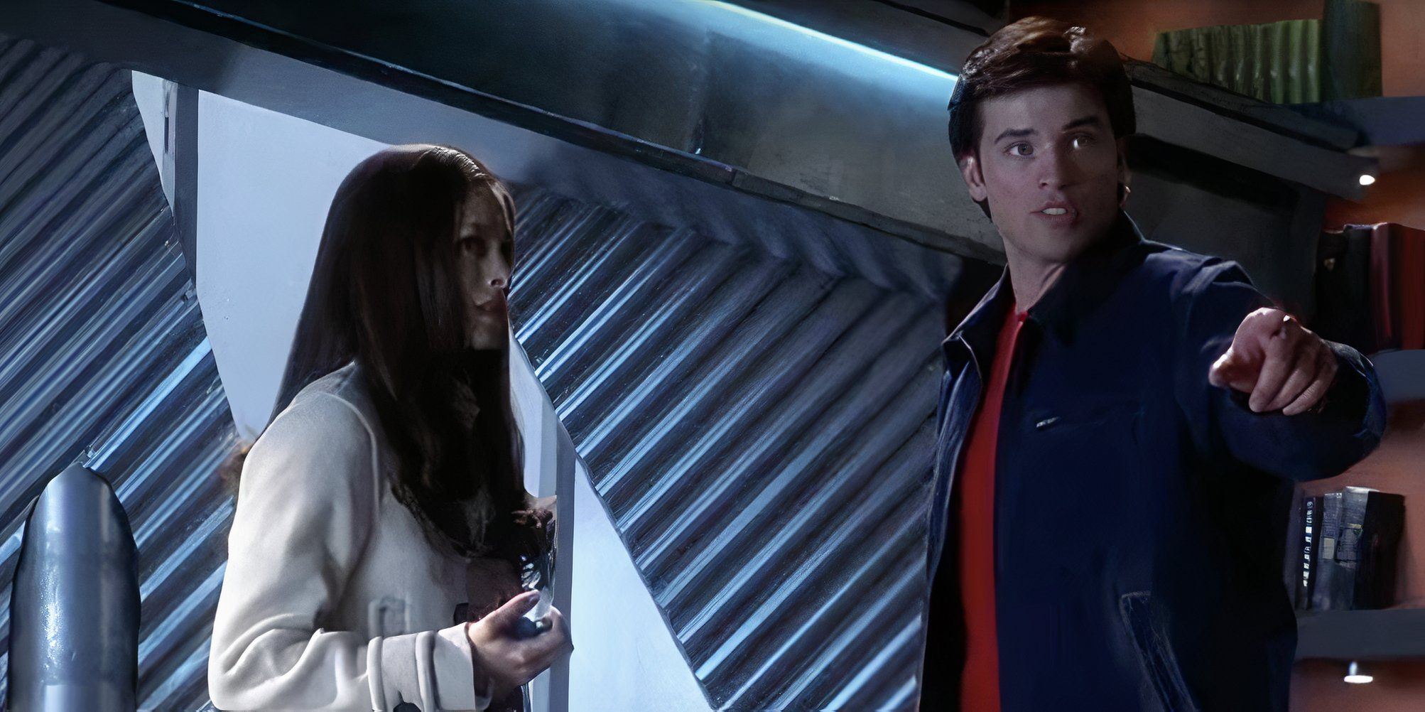 Lana Lang está perto de Bizarro, que aponta para Clark Kent fora da tela, em Smallville.