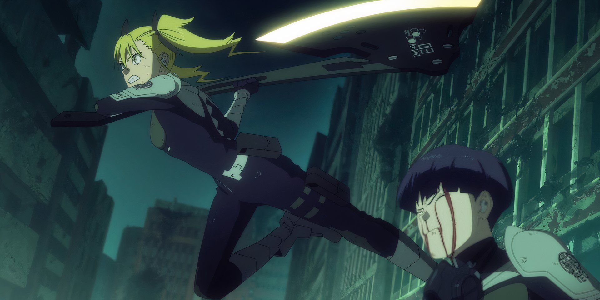 Soshiro Hoshina salta sobre Kikoru Shinomiya para atacar com seu machado no episódio 10 de Kaiju No.