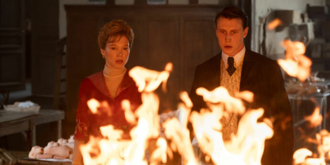 George MacKay e Léa Seydoux assistindo a propagação de um incêndio em The Beast