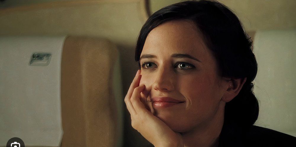 Vesper Lynd (Eva Green) parece divertida em Casino Royale.