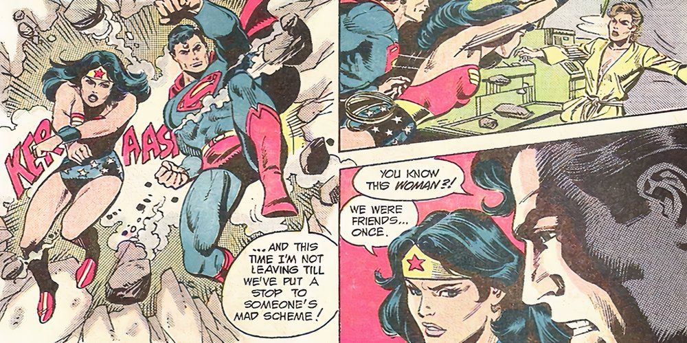 Mulher Maravilha e Superman atravessando uma parede para enfrentar um supervilão.