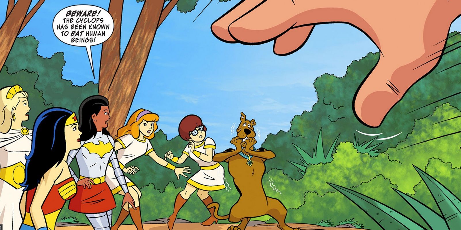 Mulher Maravilha olhando para Scooby Doo quase sendo agarrado por um Ciclope.