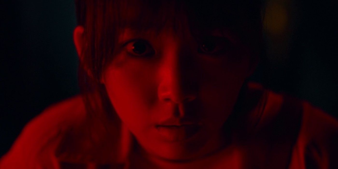 O trailer de Midnight de 2021 mostra Jin Ki-Joo como Kim Kyung-mi encontrando um assassinato em andamento.