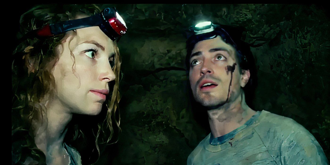 Scarlett e George usam lanternas na cabeça para explorar as catacumbas em As Above So Below 